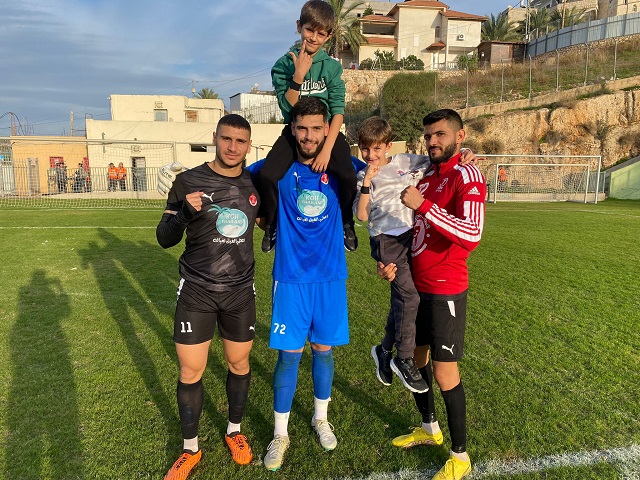 אבואבו עיסא (באמצע) ועומרי (משמאל) שני הנציגים של בועיינה בנבחרת המחזור (דוניא גנטוס)